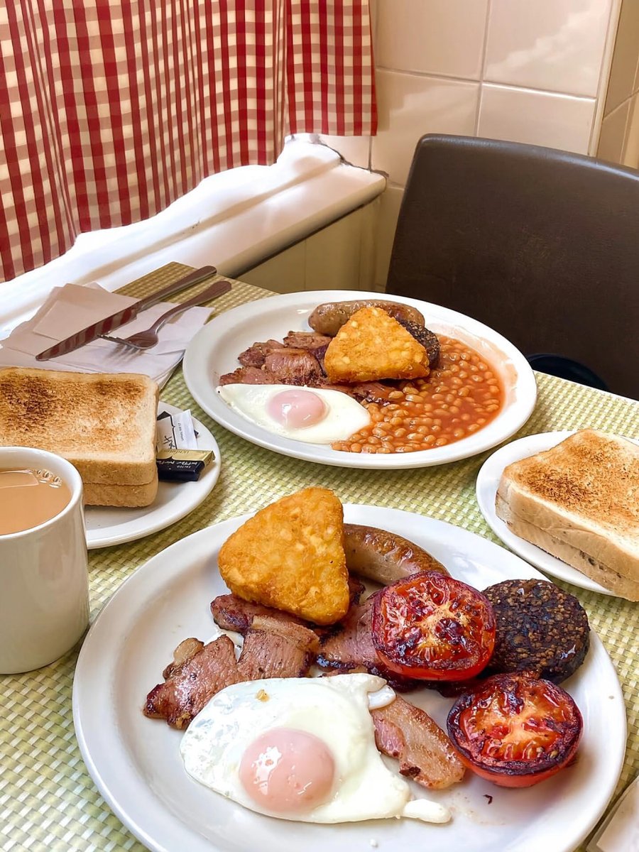 KfteK's tweet image. Breakfast time! Enjoy a traditional English breakfast in a cozy little shop, every bite is satisfying. Good morning! ☕️🍳🥓