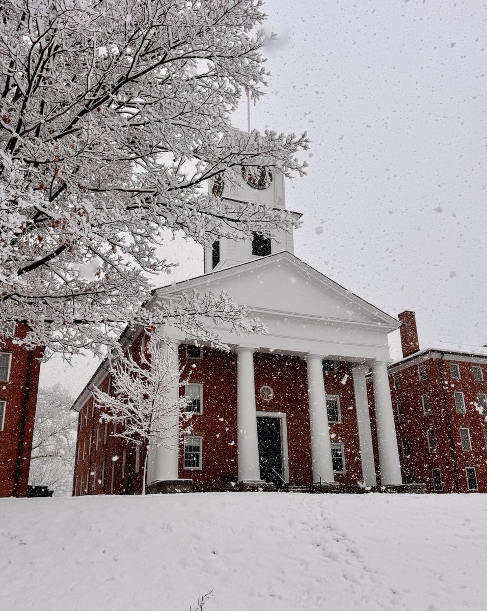 GillesVerniers's tweet photo. First snow ⁦@AmherstCollege⁩ https://t.co/ByCcRBXniJ