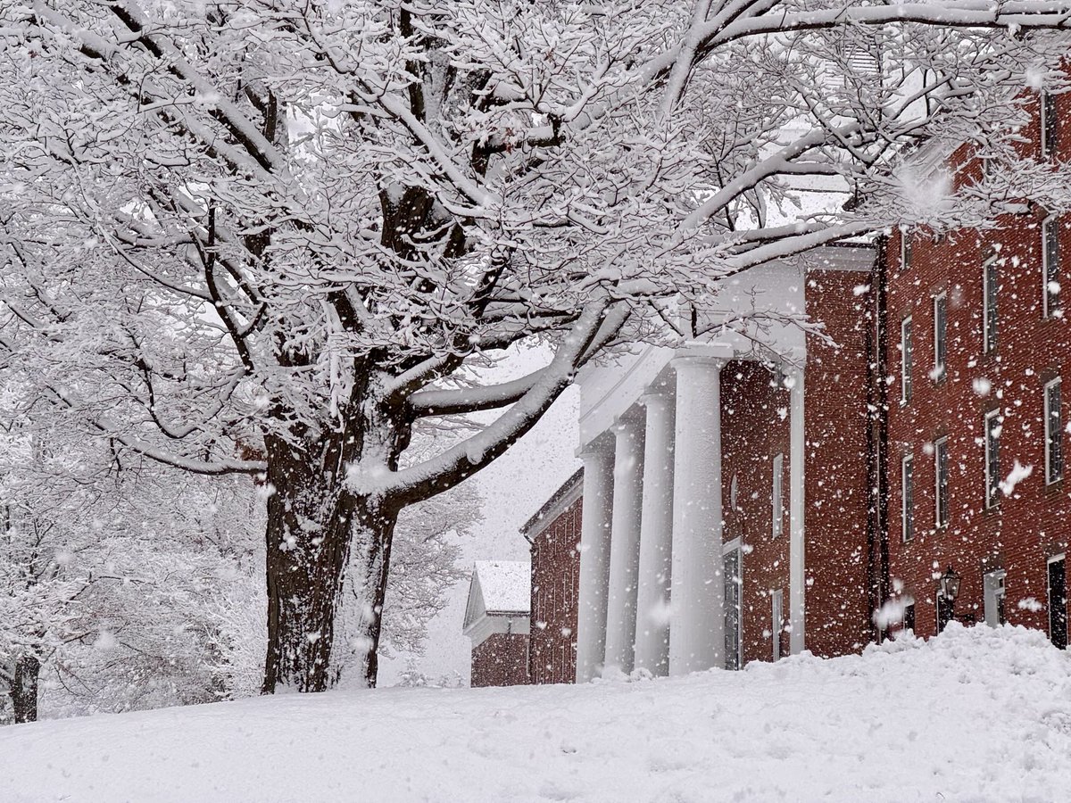 GillesVerniers's tweet photo. First snow ⁦@AmherstCollege⁩ https://t.co/ByCcRBXniJ