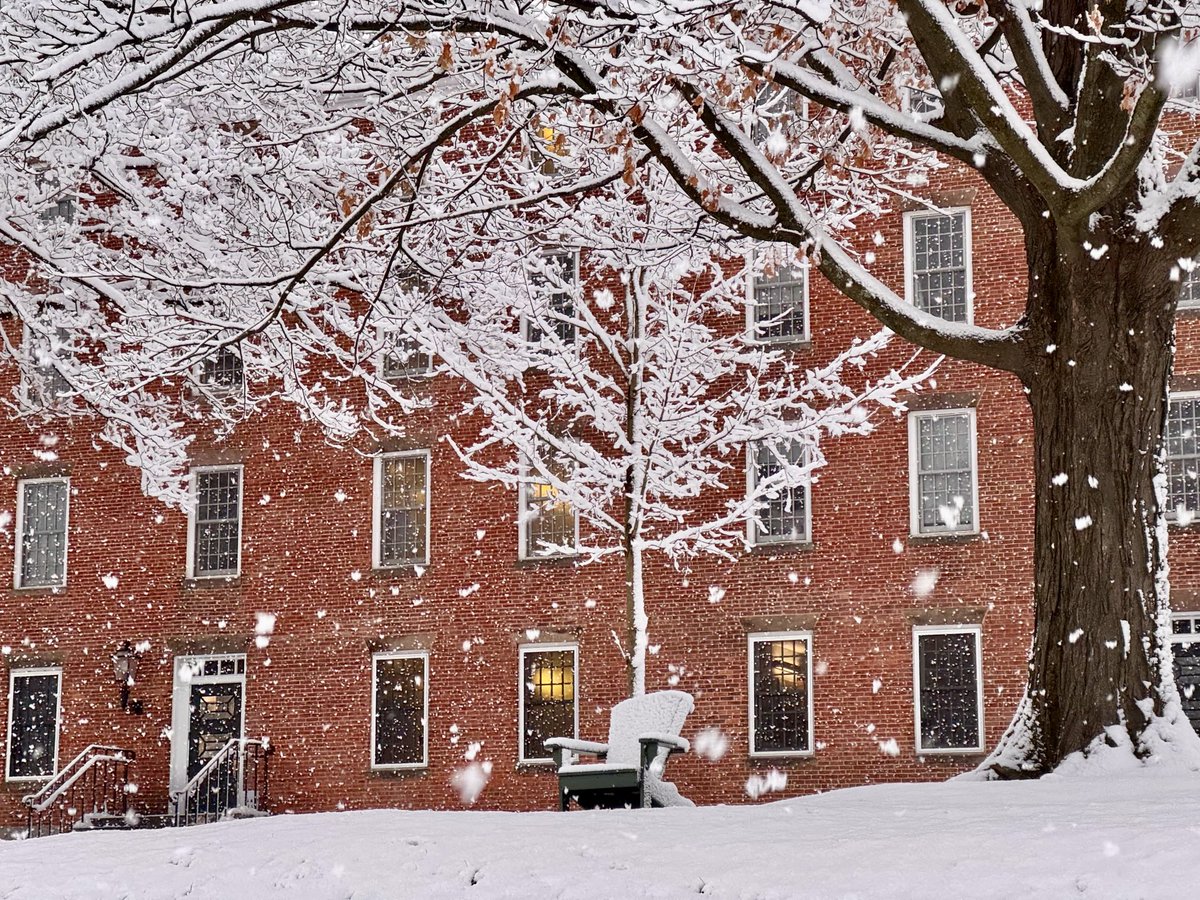 GillesVerniers's tweet photo. First snow ⁦@AmherstCollege⁩ https://t.co/ByCcRBXniJ