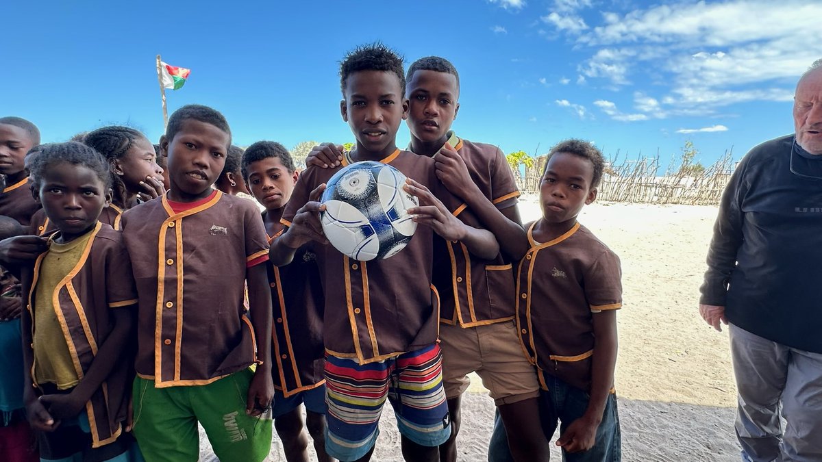 Merci au FUSCB de boisGuillaume à Michael Cardon et son équipe merci Gauthier! nous avons pu avoir apporter joie et bonheur dans certains villages de Madagascar déposer des jeux de maillots des ballons qui ont fait le bonheur de ces jeunes, petits et grands, restons HUMAINS!!!