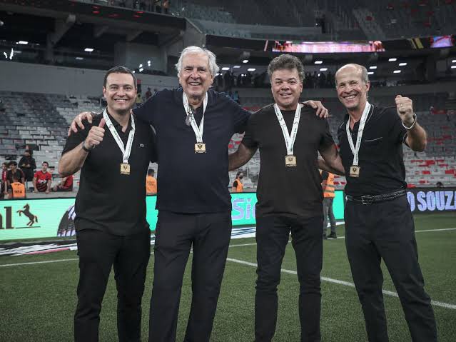 atleticonews5_'s tweet photo. Se o Galo quiser disputar o campeonato brasileiro ano que vem, precisamos contratar:
•Zagueiro canhoto 
•Lateral direito
•Ponta esquerda(já provado no mercado)
•Ponta direita 
•Centroavante 
•Técnico bom 

Acho que com a chegada de um novo trinador, o Scarpa deve jogar mais por dentro.
