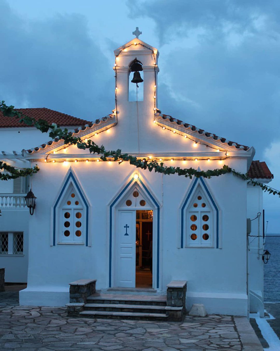 andros_secrets's tweet image. Beautiful Andros 💙💫

📍Church of St. Barbara, Andros, Cyclades

#andros #greece #visitgreece #cyclades #androsisland #androsgreece #greecestagram #viral #bestplace #greekislands #beautifuldestinations #travelgreece #christmas #Xmas2024