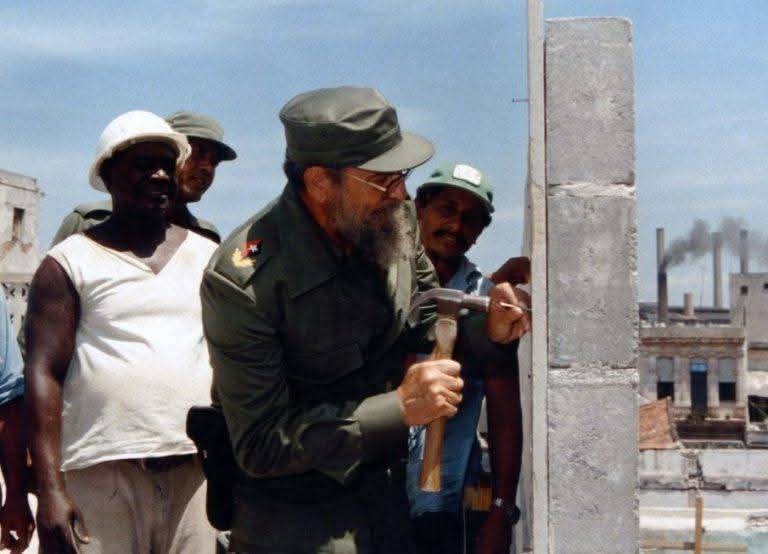 Feliz día a las constructoras y constructores cubanos. Recordamos a #FidelPorSiempre, cuando en 1972 en ocasión del III Congreso de los Constructores y en homenaje a Armando Mestre Martínez, mártir del sector, propuso este día. #RevoluciónEsConstruir