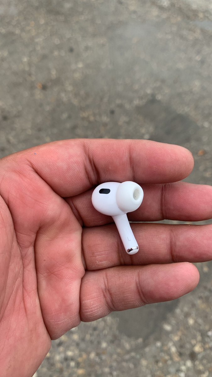 Syedihnya.. sekarang dia sendiri (L) tanpa temannya (R)