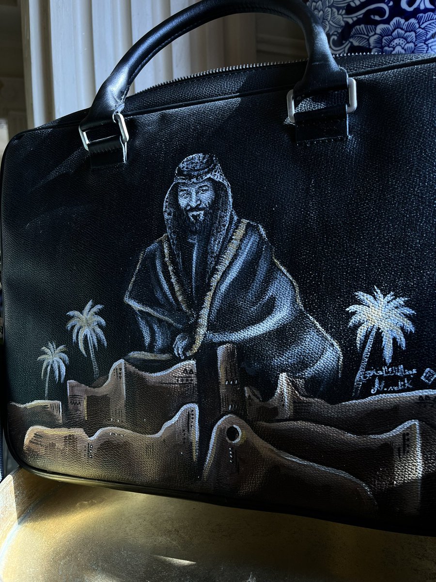 KhunjiAl's tweet photo. Leather paint 
.
.
#MBS #art #leatherpaint #leather #diriyah https://t.co/JNlzNnD5Lz