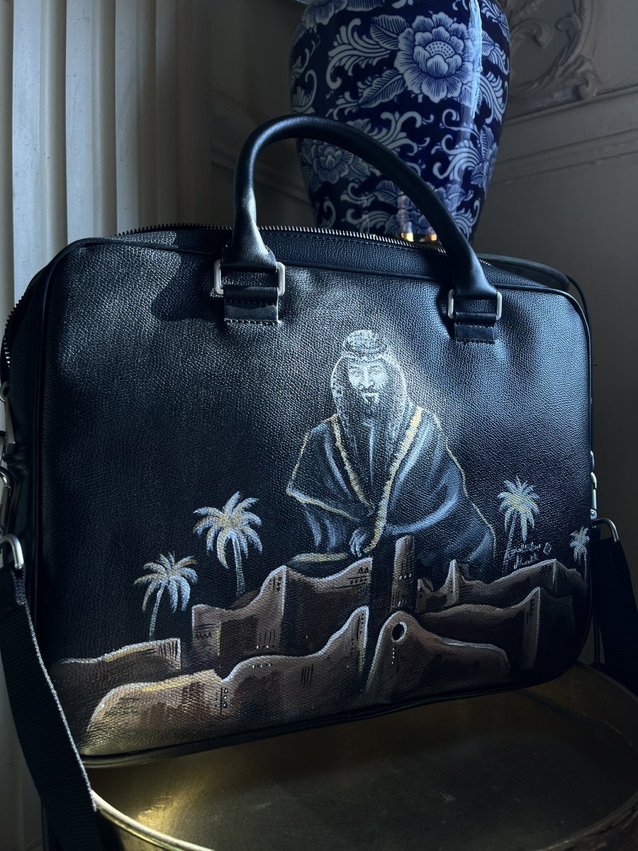 KhunjiAl's tweet photo. Leather paint 
.
.
#MBS #art #leatherpaint #leather #diriyah https://t.co/JNlzNnD5Lz