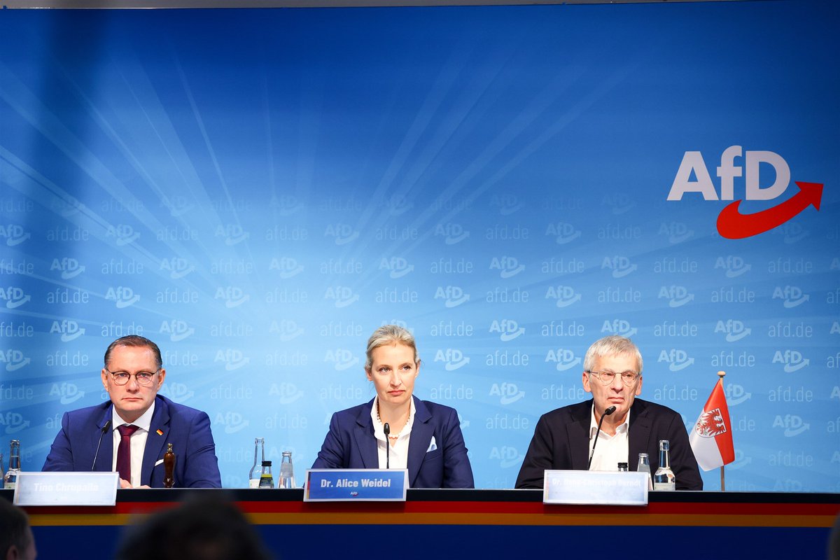 Bureau Buitenland (@bbvpro) on Twitter photo De podcast staat weer online!
🇩🇪 Duitse AfD laat zich van zijn radicaalste kant zien - Wiebke Pittlik (<a href="/Duitslandweb/">Duitslandweb</a> & <a href="/DIAmsterdam/">Duitsland Instituut</a>)
🇪🇺 🇨🇳 De slag om de windmolens - Ron Stoop & <a href="/rik_rutten/">Rik Rutten</a>
bit.ly/m/Bureau-Buite… De podcast staat weer online!
🇩🇪 Duitse AfD laat zich van zijn radicaalste kant zien - Wiebke Pittlik (<a href="/Duitslandweb/">Duitslandweb</a> & <a href="/DIAmsterdam/">Duitsland Instituut</a>)
🇪🇺 🇨🇳 De slag om de windmolens - Ron Stoop & <a href="/rik_rutten/">Rik Rutten</a>
bit.ly/m/Bureau-Buite…
