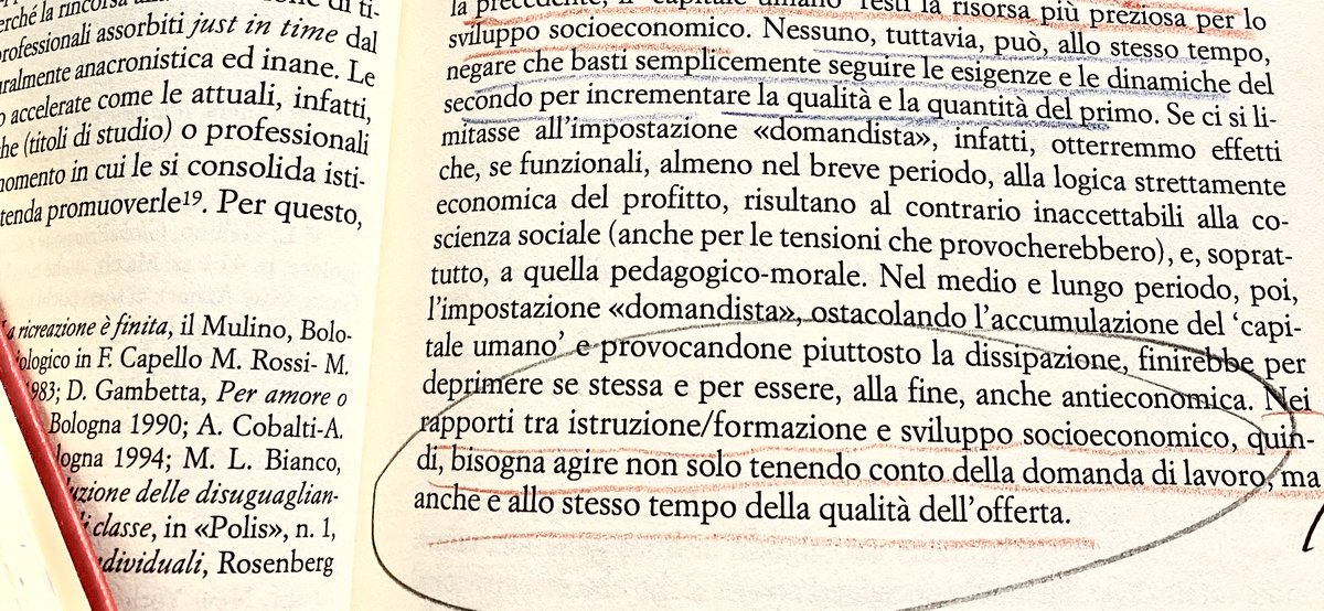 MicheTiraboschi's tweet photo. La grande fortuna di lavorare tra il 2009 e il 2019 con Giuseppe Bertagna, oggi professore emerito di pedagogia presso @UniBergamo, dove abbiamo fondato il dottorato in "Formazione della persona e mercato del lavoro". 
Un progetto innovativo e anche controverso per le metodologie didattiche, le visioni progettuali e gli obiettivi culturali, dove ci venne impedito di usare la parola "diritto" nel titolo del dottorato che inizialmente doveva essere "Formazione della persona e diritto del mercato del lavoro". Per i giuristi ortodossi una sorta di eresia o comunque un attacco alla purezza del metodo. Per me una fortunata ibridazione; una occasione irripetibile di apprendimento e cioè la possibilità di guardare le "leggi" del mercato del lavoro dal lato della (qualità della) offerta e non solo dal lato della domanda (Bertagna, "Pensiero manuale", Rubettino, 2006, p. 41). Una vera e propria rivoluzione, per un giurista del lavoro, che porta la persona che lavora ad essere "soggetto" (e non un "oggetto" passivo) di una relazione connotata da un valore sociale, culturale, formativo e antropologico e non necessariamente come parte debole di una relazione economica di scambio. Le criticità che oggi le  imprese esprimono nella ricerca dei lavoratori si spiegano proprio qui ed erano state intuite da Giuseppe Bertagna già 20 anni fa. 
Da qui la sua collaborazione con Marco Biagi nel 2003 (legge Biagi e legge Moratti) nel tentativo di rifondare i concetti di formazione, apprendimento, impresa, lavoro. Poi nel 2011 la grande riforma dell'apprendistato inteso non come banale contratto di lavoro ma come sistema dell'incontro tra domanda e offerta di lavoro e metodo per la trasmissione e l'innovazione del sapere. 
Di quella esperienza restano non solo un ricordo ma anche una forte amicizia, circa 300 dottori di ricerca formati in azienda e nel sindacato e, cosa davvero anomala per un giurista e anche per come è fatta l'università italiana, una nutrita schiera di allievi che oggi praticano in università, con successo e con contributi originali, discipline diverse da quella giuridica