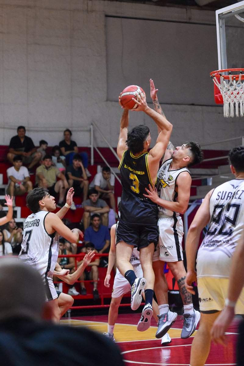 Amancay_oficial's tweet photo. 𝙁𝙚𝙡𝙞𝙘𝙞𝙙𝙖𝙙 𝙥𝙡𝙚𝙣𝙖 𝙥𝙖𝙧𝙖 𝘼𝙢𝙖𝙣𝙘𝙖𝙮 🤩💛🖤

🏀🏟 El Canario jugó su último partido de fase regular de #LigaArgentina en el estadio Cristobal Romero sumando un triunfo de local frente a @MontmartreOk por 81 a 68 https://t.co/3A5hDdq5l7