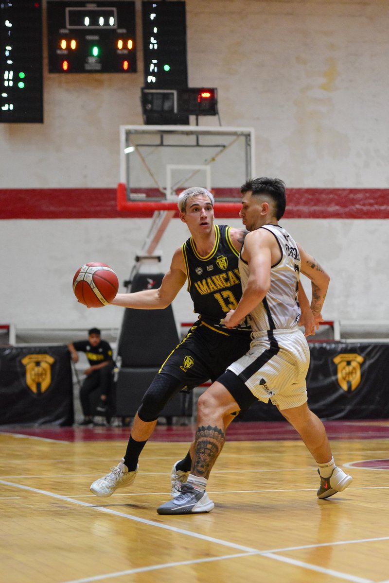 Amancay_oficial's tweet photo. 𝙁𝙚𝙡𝙞𝙘𝙞𝙙𝙖𝙙 𝙥𝙡𝙚𝙣𝙖 𝙥𝙖𝙧𝙖 𝘼𝙢𝙖𝙣𝙘𝙖𝙮 🤩💛🖤

🏀🏟 El Canario jugó su último partido de fase regular de #LigaArgentina en el estadio Cristobal Romero sumando un triunfo de local frente a @MontmartreOk por 81 a 68 https://t.co/3A5hDdq5l7