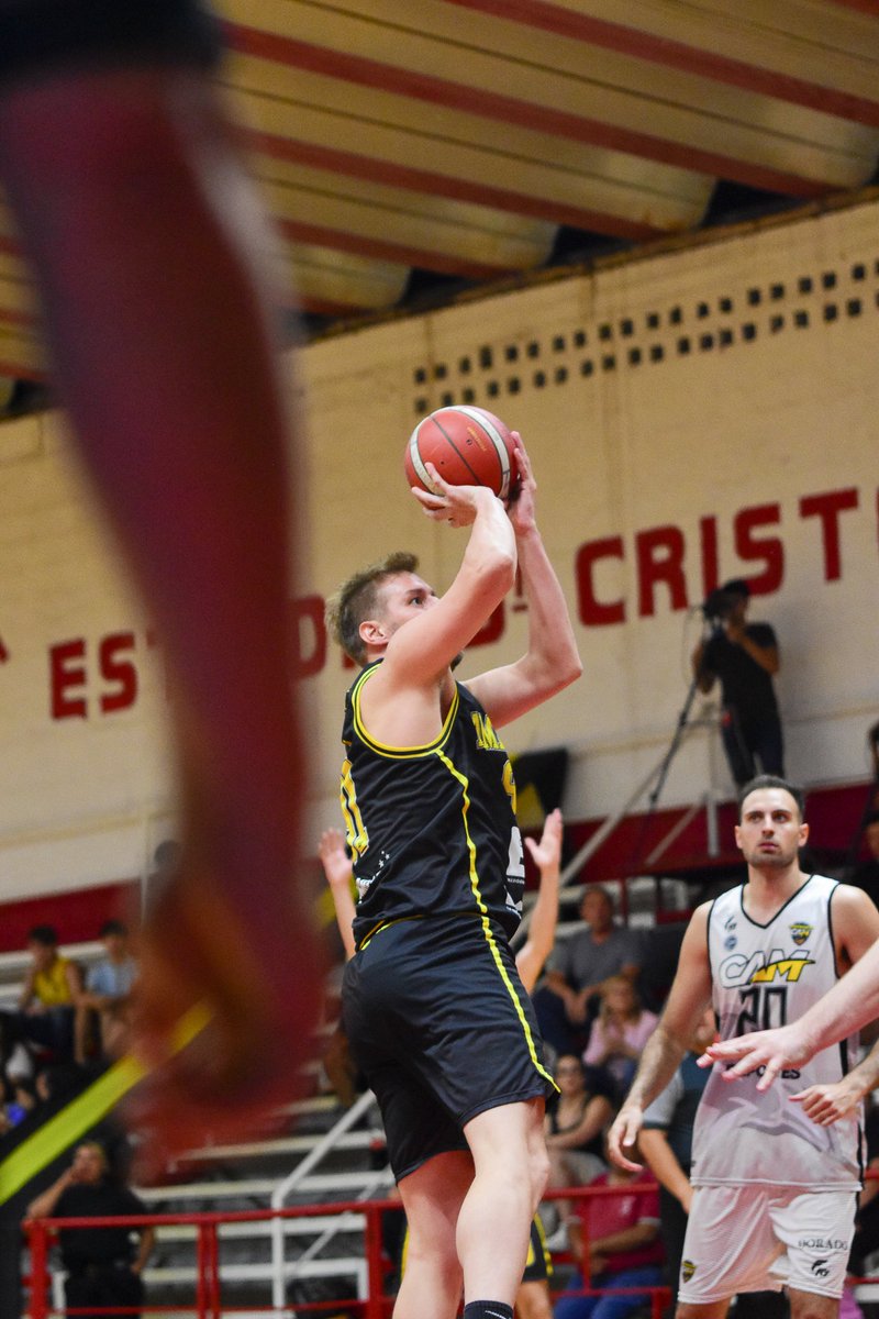 Amancay_oficial's tweet photo. 𝙁𝙚𝙡𝙞𝙘𝙞𝙙𝙖𝙙 𝙥𝙡𝙚𝙣𝙖 𝙥𝙖𝙧𝙖 𝘼𝙢𝙖𝙣𝙘𝙖𝙮 🤩💛🖤

🏀🏟 El Canario jugó su último partido de fase regular de #LigaArgentina en el estadio Cristobal Romero sumando un triunfo de local frente a @MontmartreOk por 81 a 68 https://t.co/3A5hDdq5l7