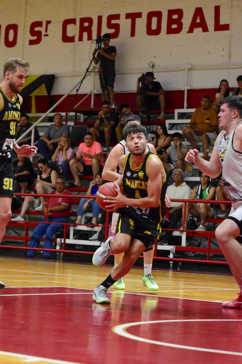 Amancay_oficial's tweet photo. 𝙁𝙚𝙡𝙞𝙘𝙞𝙙𝙖𝙙 𝙥𝙡𝙚𝙣𝙖 𝙥𝙖𝙧𝙖 𝘼𝙢𝙖𝙣𝙘𝙖𝙮 🤩💛🖤

🏀🏟 El Canario jugó su último partido de fase regular de #LigaArgentina en el estadio Cristobal Romero sumando un triunfo de local frente a @MontmartreOk por 81 a 68 https://t.co/3A5hDdq5l7