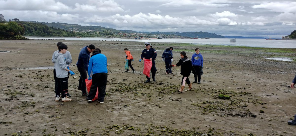 DGTM_Chile's tweet photo. Personal de la Alcaldía de Mar de #Dalcahue apoyó y participó en @LimpiezaPlayas efectuada en sector Hueñocoihue, comuna de Dalcahue, actividad realizada en conjunto con el Colegio Nido de Cisne.

#AutoridadMarítima
@Armada_Chile @MARITGOBCASTRO @DPRLosLagos https://t.co/zzYNfm2QJH