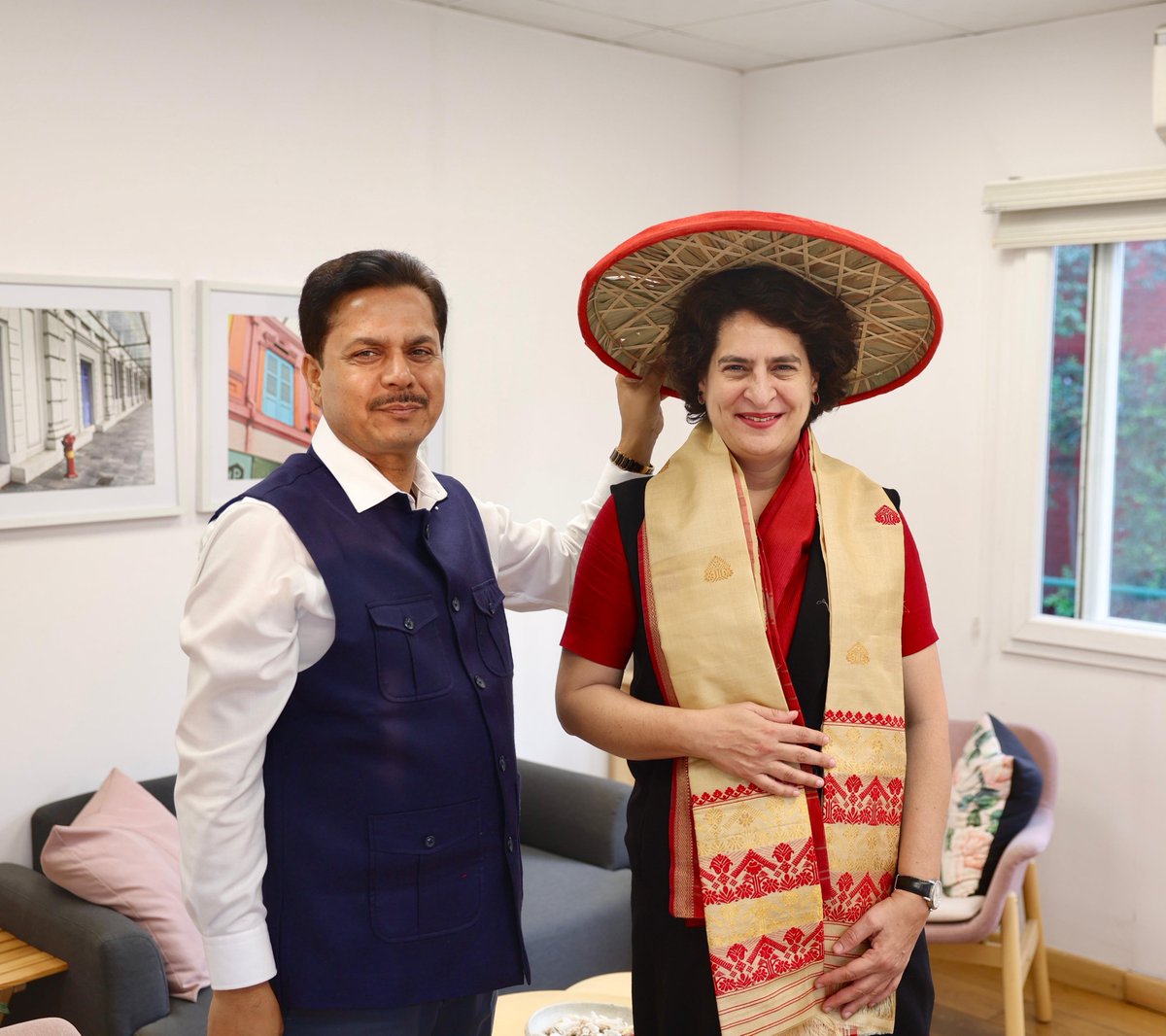 INCIndia's tweet photo. कांग्रेस महासचिव श्रीमती @priyankagandhi जी से असम कांग्रेस अध्यक्ष श���री @BhupenKBorah ने मुलाकात कर उन्हें ऐतिहासिक जीत की बधाई और शुभकामनाएं दी।  

📍  नई दिल्ली https://t.co/gVuoEdAkvu