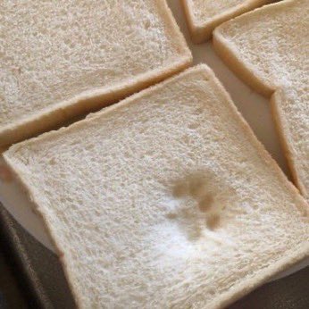 strollie's tweet image. who stepped on                      i diddd~!
 the bread ? &amp;gt;:(                       (&amp;gt;__&amp;lt;)·°ᡣ𐭩..