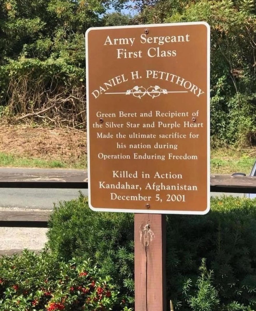op_hawkeye's tweet photo. 12.5.2001 ~ SFC Daniel Petithory 🇺🇸

#OpHawkeyeRemembers #DanielPetithory #5thSFG #ODA574 #TaskForceDagger #SilverStar #PurpleHeart #DeOppressoLiber

📜 https://t.co/IVNLLdwS5P
📜 https://t.co/z1ALLCmOYP
📰 https://t.co/kmdEmXY97B
📰 https://t.co/kMUgT9uIaG https://t.co/oA9a0Wp5M2