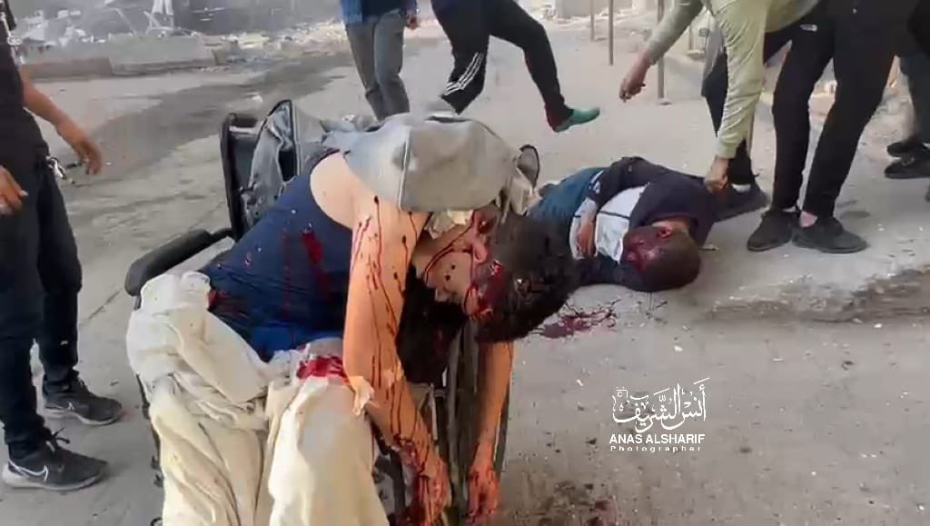 AbujomaaGaza's tweet photo. 💥Horrible scenes

Several patients and their companions have been KILLED and WOUNDED in #Israeli_quadcopter_bombing of the entrance of Kamal Odwan Hospital in #Jabalia! https://t.co/yleopkQ2cX