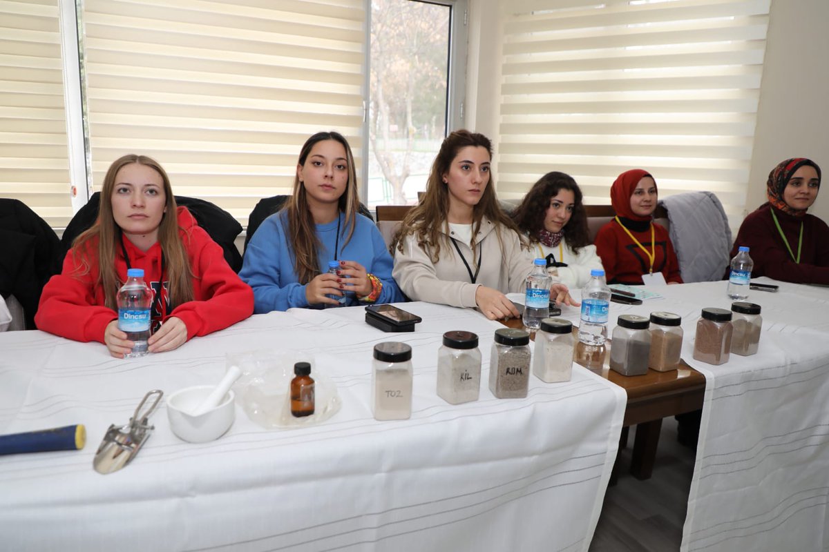 TÜBİTAK Destekli ISUBÜ'nün Orman Okulu Yaklaşımı ve Doğada Öğretim Modelleri Kursu'nda, küresel iklim değişikliği ile mücadelede orman okullarının önemi konularında eğitimler tüm hızıyla sürüyor.
<a href="/yilmazcatal_/">Prof. Dr. Yılmaz Çatal 🇹🇷</a> <a href="/isubu_orman/">ISUBÜ Orman Fakültesi</a> <a href="/Tubitak/">TÜBİTAK</a> 
isparta.edu.tr/haber/9767/isu…