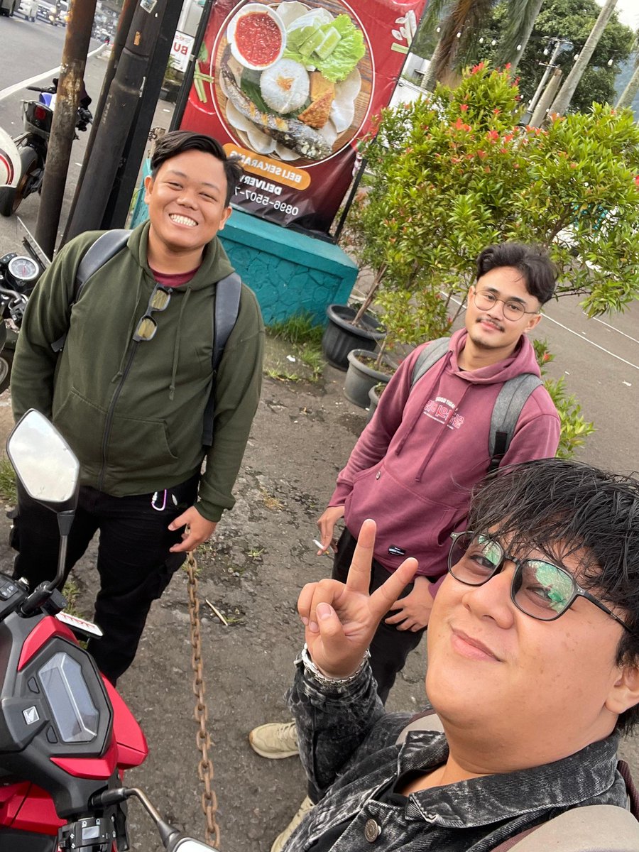 Ramdhony9's tweet photo. Dokumentasi liburannya orang² korporat (thread)

Berangkat set3 pagi dari mgk,refi nyusul berangkat siang. https://t.co/SWUynmsGdv