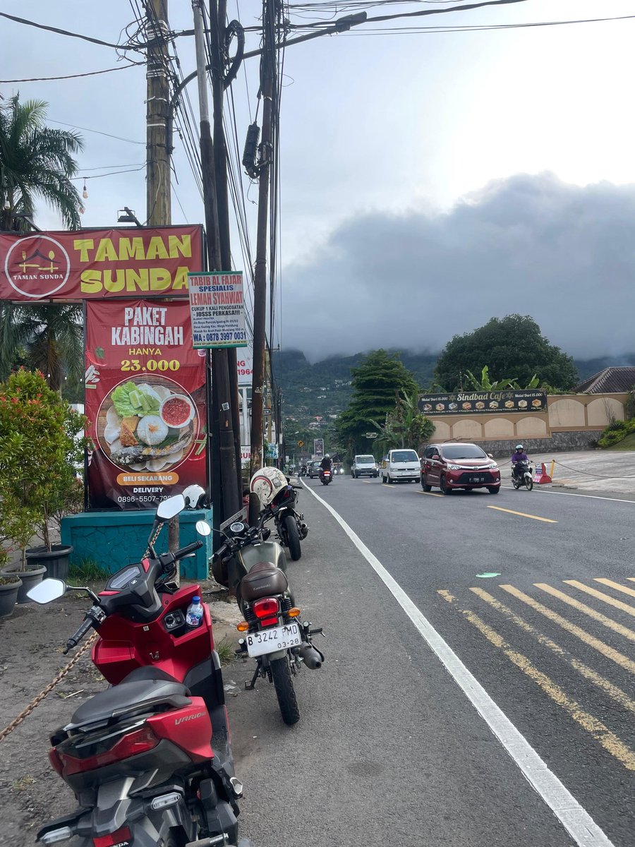 Ramdhony9's tweet photo. Dokumentasi liburannya orang² korporat (thread)

Berangkat set3 pagi dari mgk,refi nyusul berangkat siang. https://t.co/SWUynmsGdv