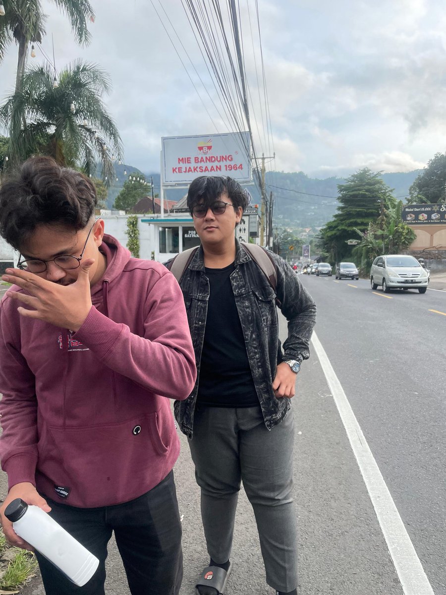 Ramdhony9's tweet photo. Dokumentasi liburannya orang² korporat (thread)

Berangkat set3 pagi dari mgk,refi nyusul berangkat siang. https://t.co/SWUynmsGdv