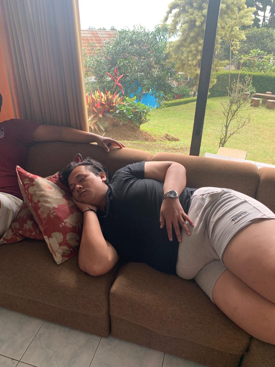 Ramdhony9's tweet photo. Dan ini ketika di villa sampai mau pulang.ketika di villa rangga berkata
"Kopi liong,rokok filter,puncak.dituker ferari gue juga gk mau" https://t.co/mhVKTyaDUA