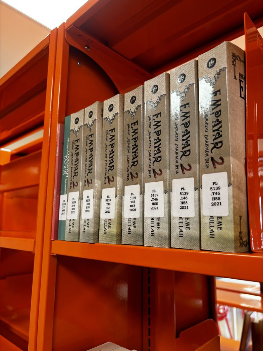 sfyabarbs's tweet photo. @itsteme books at my university’s library . Wish they had the complete set of Empayar 😔 https://t.co/DdUQTG0ySa