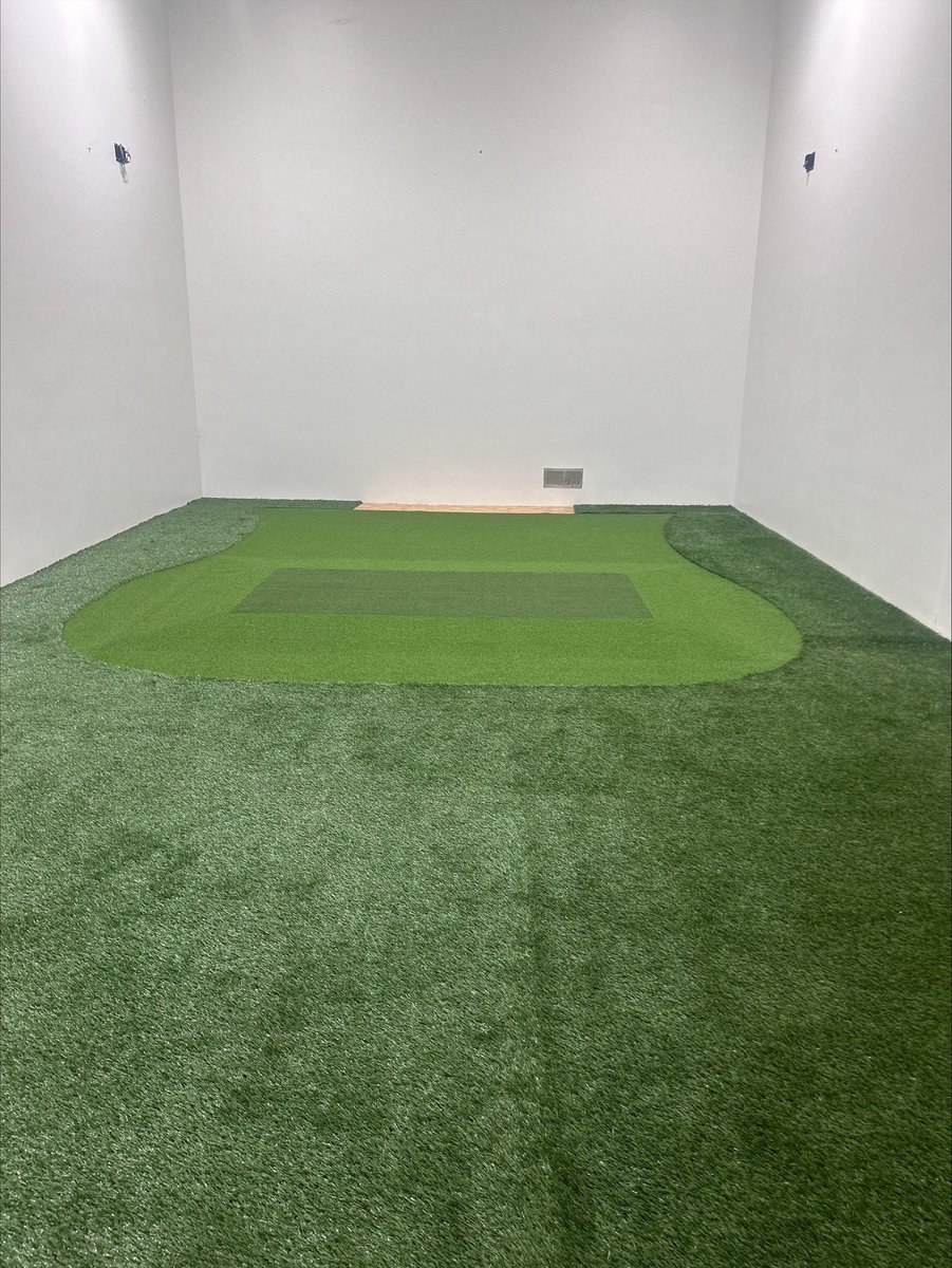 bobberetta's tweet photo. A little snowy in WNY but work continues to provide our spring teams with quality indoor training facilities. Second golf simulator at the Tennis Center nearly installed. Big improvements in store for @BonniesBaseball, @BonniesSoftball as well‼️ ⛳️⚾️🥎
#GoBonnies #Unfurl 🐺🤎🤍 https://t.co/8ttlhiRG5s