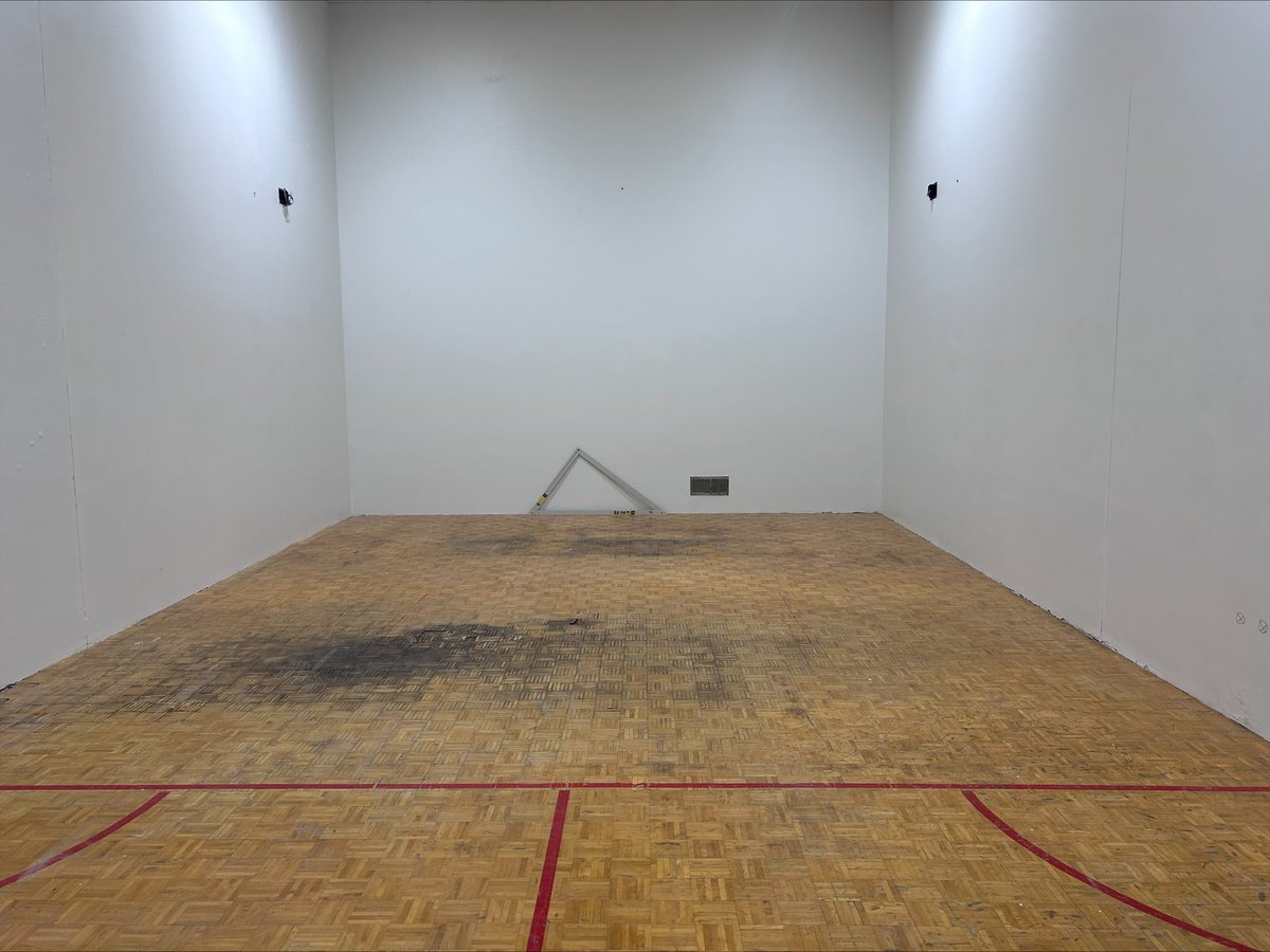 bobberetta's tweet photo. A little snowy in WNY but work continues to provide our spring teams with quality indoor training facilities. Second golf simulator at the Tennis Center nearly installed. Big improvements in store for @BonniesBaseball, @BonniesSoftball as well‼️ ⛳️⚾️🥎
#GoBonnies #Unfurl 🐺🤎🤍 https://t.co/8ttlhiRG5s