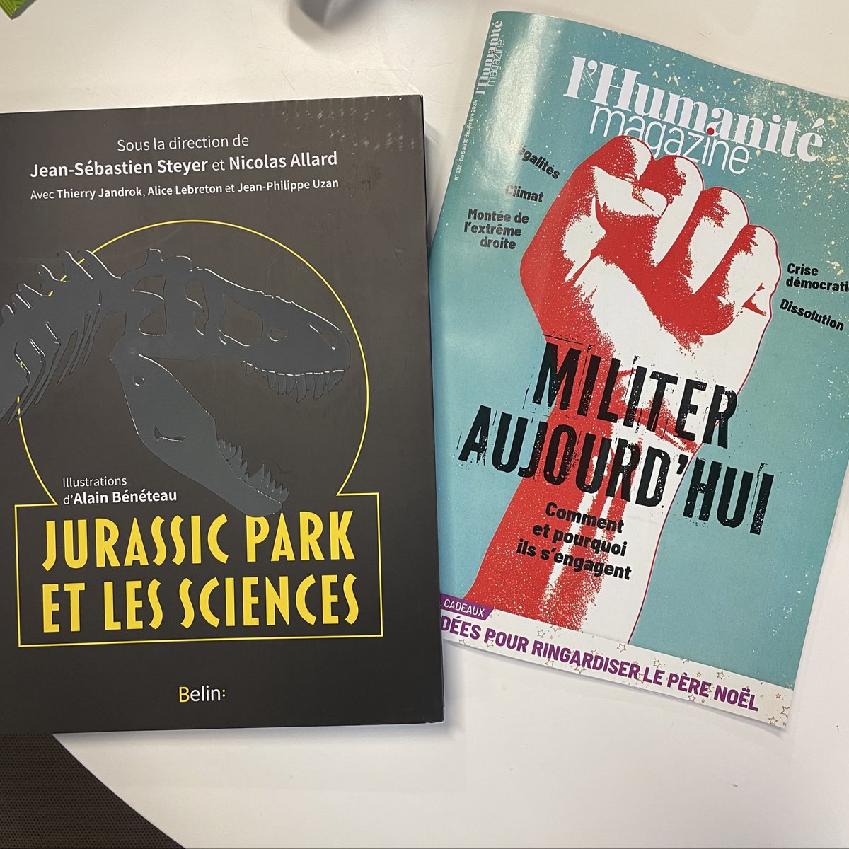 "Voilà un livre qui nous replonge aux sources scientifiques et culturelles de l'auteur Michael Crichton" Jurassic Park et les sciences est dans les pages Cadeaux de Noël de L'Humanité Magazine 🥰 En kiosque et en librairie !