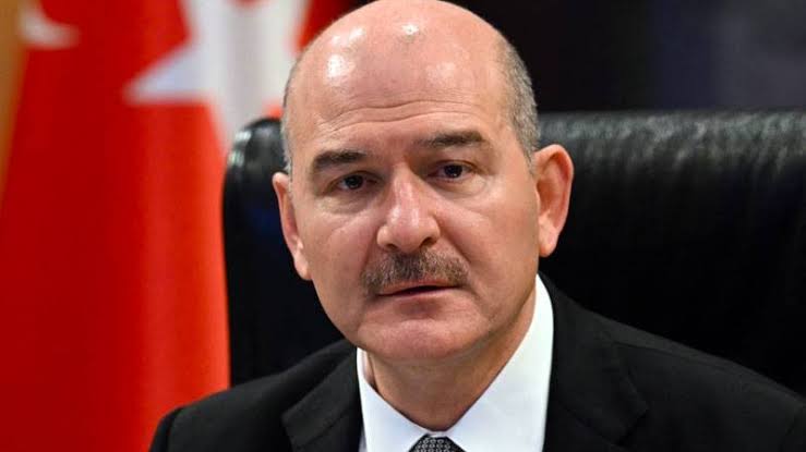 karargahabertr's tweet photo. 🔴 #ÖNEMLİ | Süleyman Soylu: 
(Para karşılığı yabancılara vatandaşlık verilmesi)

"15 milyar dolar getirisi oldu. Doğru bir politika." https://t.co/ZtRMOQIFfX