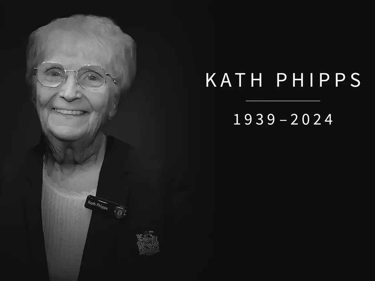 UnitedStandMUFC's tweet image. When Phipps' husband, Richard, passed away, Sir Alex Ferguson took his squad along to the funeral to pay their respects and stand in solidarity with Kath as she grieved.

During 2020’s mid-pandemic lockdown, she was visited at home by players and staff members who wanted to…