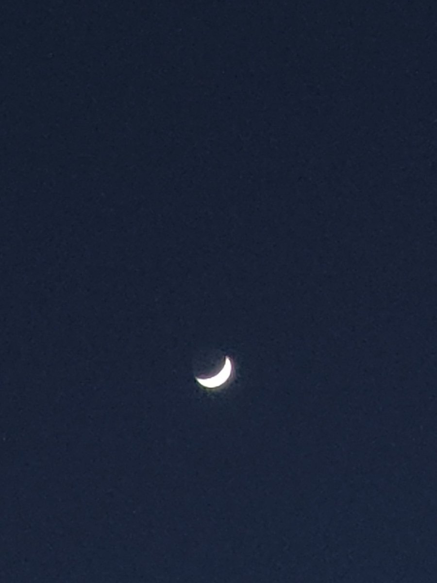 kaarthic_vr's tweet photo. Today evening, just after sunset, I aimed my OnePlus 11R at the sky to capture the moon 🌕. Honestly, the clarity doesn’t feel worth the price. What do you think? #ShotOnOnePlus #OnePlus11r #CameraPhone #quality https://t.co/0218hAsCte