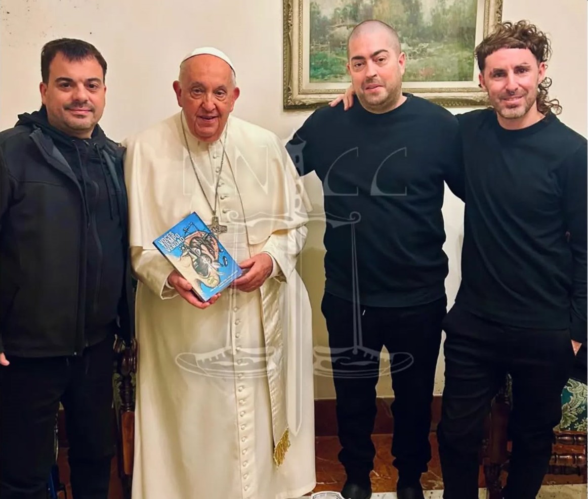 El papa Francisco recibió al sobreviviente de Cromañón Luis Lamas, al excantante de Callejeros Patricio Santos Fontanet y al percusionista Juano Falcone.

📷 No Nos Cuenten Cromañon.
