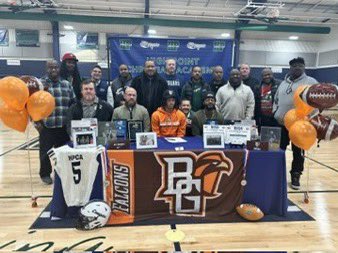 HPCAFootball's tweet photo. 🚨 OFFICIAL SIGNING ALERT 🚨

‘25 Defensive Back @Gavin_Harris5 

Signs his letter of Intent to @BG_Football 

Proud of you Gavin! 

#PAVEtheWAY 
#Born4This https://t.co/izwlIVPqXw