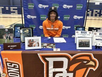 HPCAFootball's tweet photo. 🚨 OFFICIAL SIGNING ALERT 🚨

‘25 Defensive Back @Gavin_Harris5 

Signs his letter of Intent to @BG_Football 

Proud of you Gavin! 

#PAVEtheWAY 
#Born4This https://t.co/izwlIVPqXw