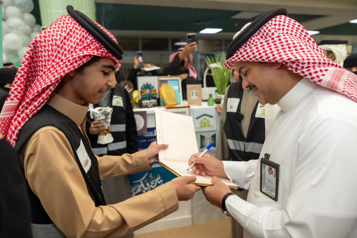 U_Tabuk's tweet photo. سعادة رئيس #جامعة_تبوك أ.د.عبد العزيز بن سالم الغامدي يفتتح فعاليات #اليوم_العالمي_للاعاقة_2024 والمعرض المصاحب، والذي نظمته وحدة ذوي الإعاقة بمشاركة عدد من الجهات والقطاعات داخل وخارج الجامعة. 
كما كرّم ��عادته الطلبة الفائزين في بطولة الاتحاد الرياضي للجامعات السعودية من ذوي الإعاقة.

@U_Tabuk