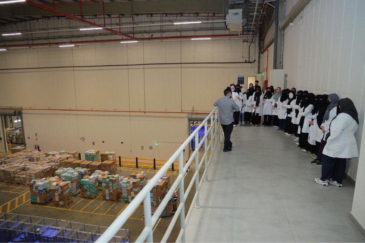 KAUPharmacy's tweet photo. تماشيًا مع رؤية الجامعة لتخريج كوادر مؤهلة لسوق العمل،نظم قسم الممارسة الصيدلية بإشراف سعادة د. منى الشيخ زيارة ميدانية لطالبات السنة الخامسة لسلاسل الأمداد في @nahdihope ، حيث ساهمت هذه الزيارة في سد الفجوة بين الجانب النظري والعملي ومواءمة مخرجات التعليم مع سوق العمل. https://t.co/QVJz3VPFS6