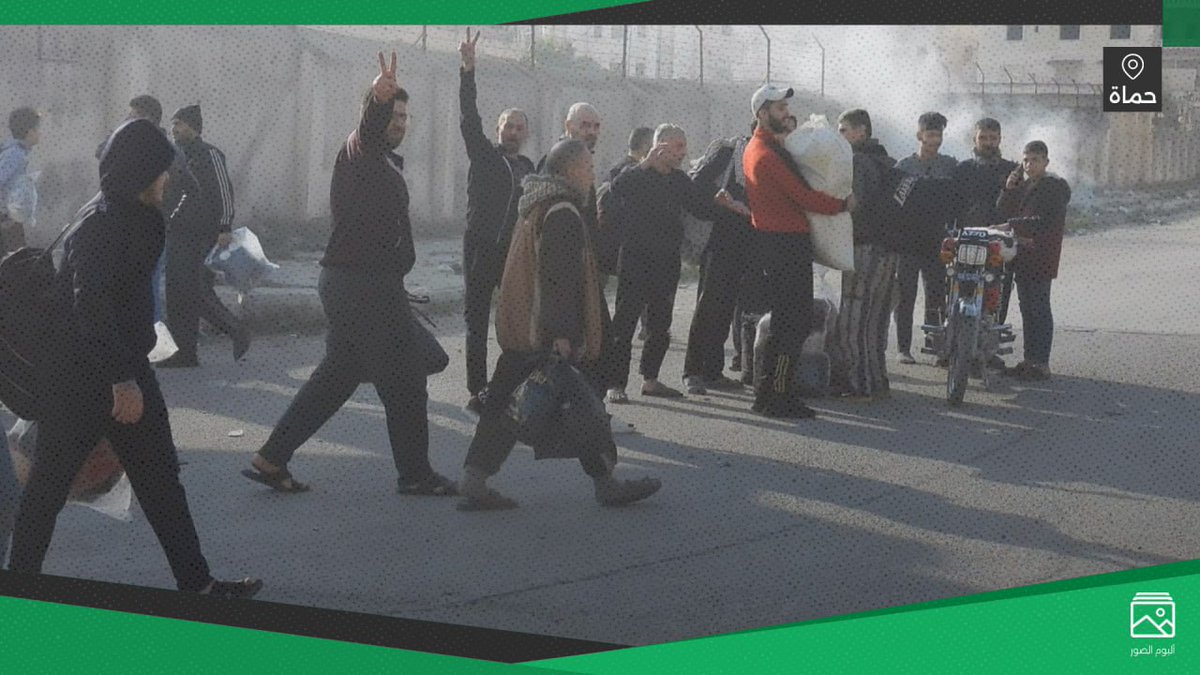 AHDaTH_ALSHam's tweet photo. المشاهد الأولى لتحرير إدارة العمليات العسكرية للسجناء من سجن حماة المركزي https://t.co/HRl0wUl6dH
