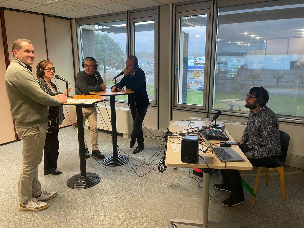 Canope_DTOcc's tweet photo. Inauguration de l'atelier @reseau_canope à Tarbes, en présence de @McMissir, Directrice Générale de Réseau Canopé.🎉
Merci à l'équipe, à tous les acteurs éducatifs présents et à nos partenaires !🙏
Ensemble, nous ouvrons de nouvelles perspectives pour l'éducation de demain.✨📚 https://t.co/dO21Z8pVXT