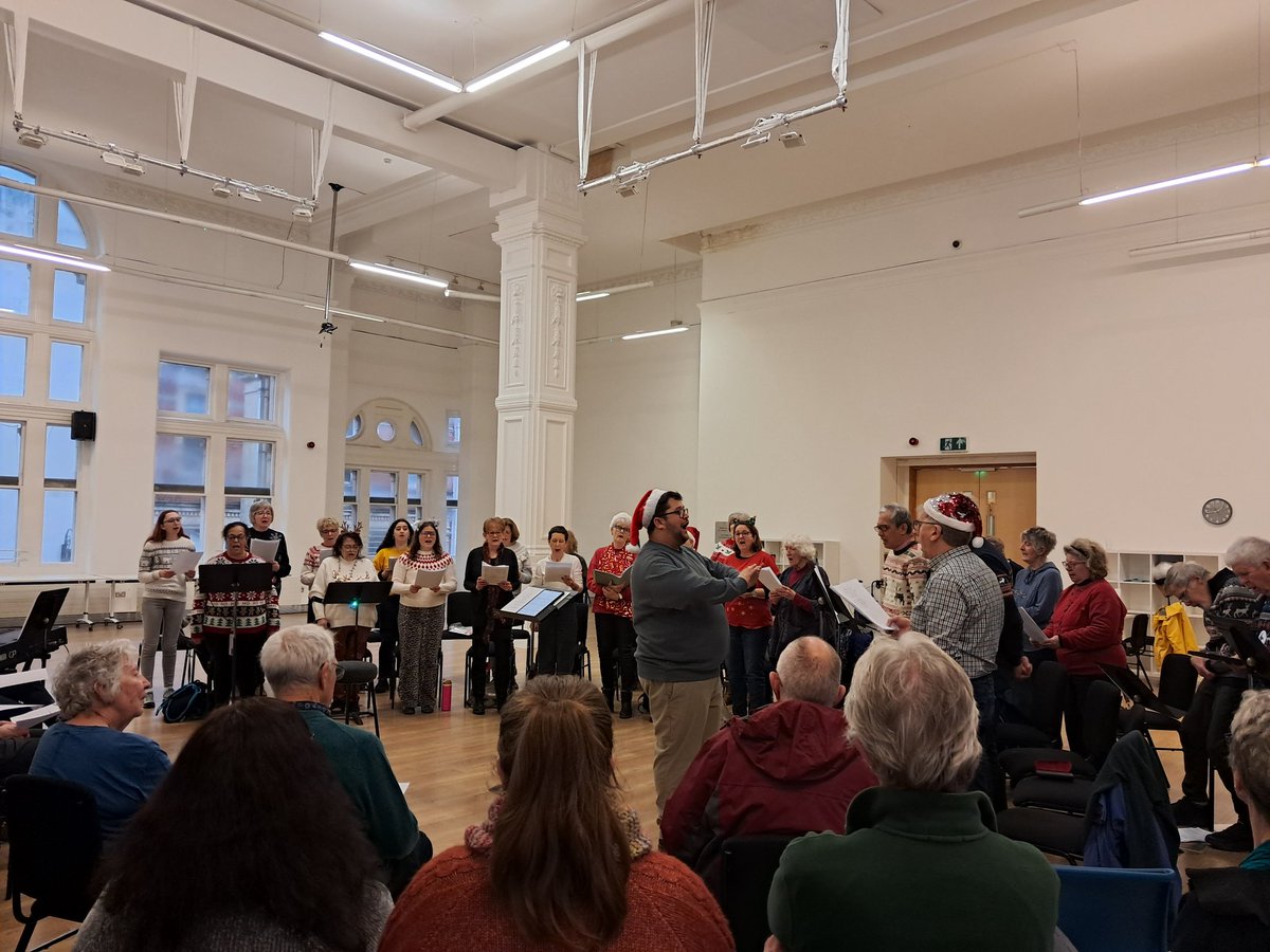 Perfformiad hyfryd gan Gor Good Vibrations o'r <a href="/RWCMD/">Royal Welsh College of Music & Drama</a> i staff Menter Caerdydd.