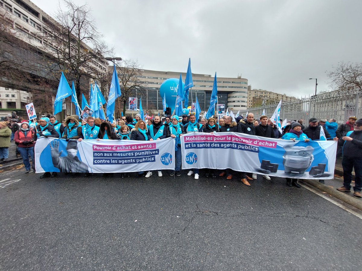 FedUNSATer's tweet photo. La fédération #UNSA Territoriaux présente dans le cortège @UNSA_officiel à #Paris. Dans l'attente du démarrage du cortège intersyndical : pour le pouvoir d'achat et la santé. STOP au #fonctionnairebashing !
#greve5decembre #syndicat #fonctionpublique #FPT https://t.co/A0QRHghIg6