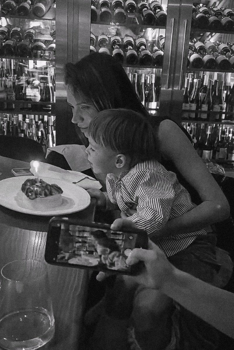 двадцатого ноября яну алексеевичу случился год. 

это удивительный год родительства, любви, проб и ошибок, но волшебства и магии в этом не меньше. 

наша мама наконец-то приехала с тура, а значит мы наконец-то отметим  этот магический год. 

спасибо за всё смыслы. люблю.