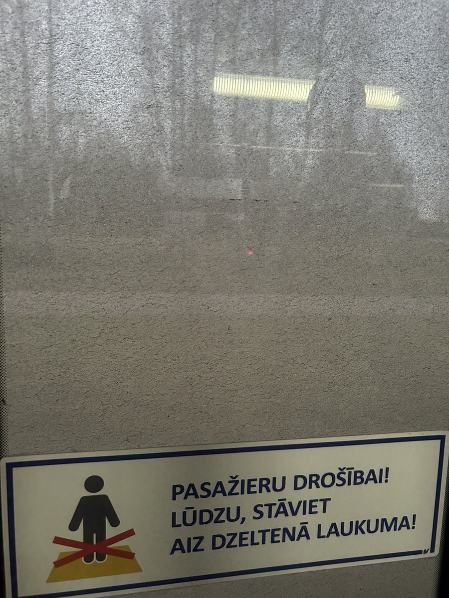 dituchka's tweet photo. @Rigassatiksme_ varētu pārlaist pāri 60.autobusam ar nano ūdeni..nu tīri tā, lai caur logu var redzēt https://t.co/7gBKxexStx