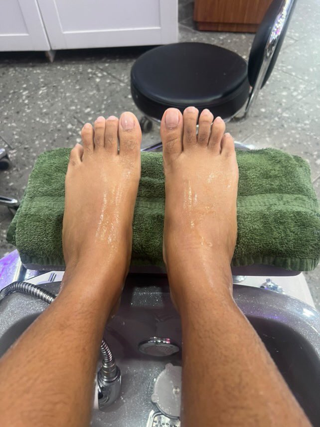 Natural_Nailss's tweet photo. Itโs hard to leave her when she got pretty toes ๐ฃ๐
.
.
.
#naturalnailfactory #longnailbeds #barenails #nopolish #unpolished #longnaturalnails #longnails #anonymoussender https://t.co/pQMpxT6dM0