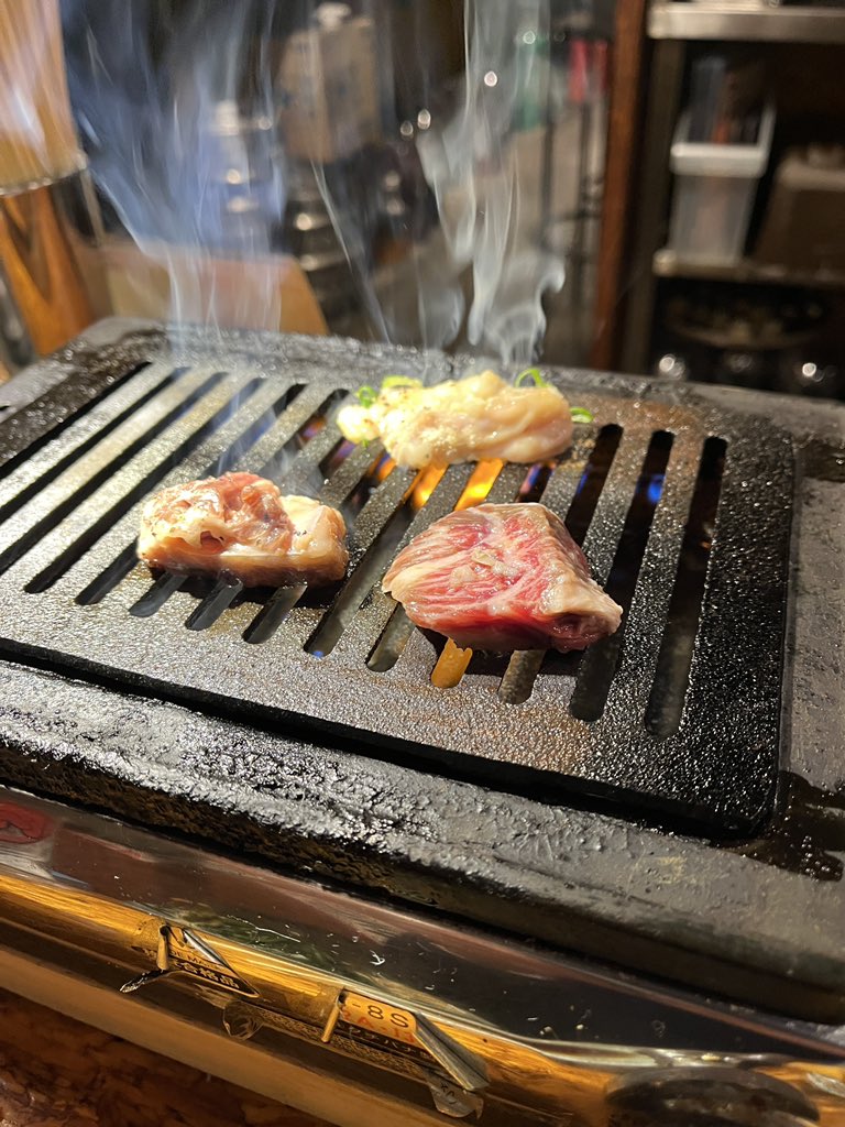 R0hMNanchp8LzoM's tweet photo. お疲れちゃん2です😊🍻🤣
小腹空いたので、焼肉🥩
でも、ハラミ、ホルモン系🍻
麦ロック頼んだら女の子スタッフ2名が順番に持ってくるから、来てるけどえーよ、お代わりの手間省けたとか、えーイケオジ演じて🤣🍻
作戦かもね🤣👍 https://t.co/pyffsQp4rA