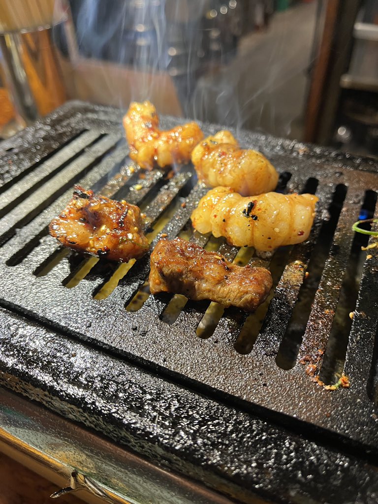 R0hMNanchp8LzoM's tweet photo. お疲れちゃん2です😊🍻🤣
小腹空いたので、焼肉🥩
でも、ハラミ、ホルモン系🍻
麦ロック頼んだら女の子スタッフ2名が順番に持ってくるから、来てるけどえーよ、お代わりの手間省けたとか、えーイケオジ演じて🤣🍻
作戦かもね🤣👍 https://t.co/pyffsQp4rA