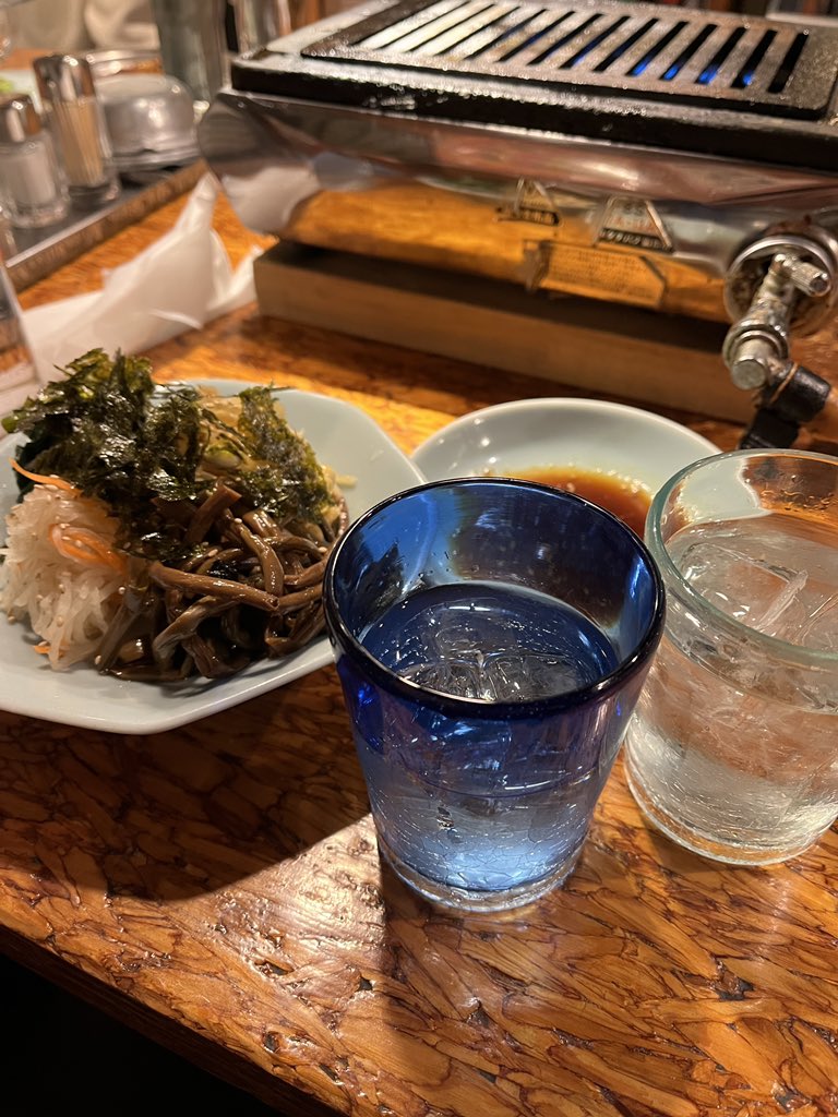 R0hMNanchp8LzoM's tweet photo. お疲れちゃん2です😊🍻🤣
小腹空いたので、焼肉🥩
でも、ハラミ、ホルモン系🍻
麦ロック頼んだら女の子スタッフ2名が順番に持ってくるから、来てるけどえーよ、お代わりの手間省けたとか、えーイケオジ演じて🤣🍻
作戦かもね🤣👍 https://t.co/pyffsQp4rA