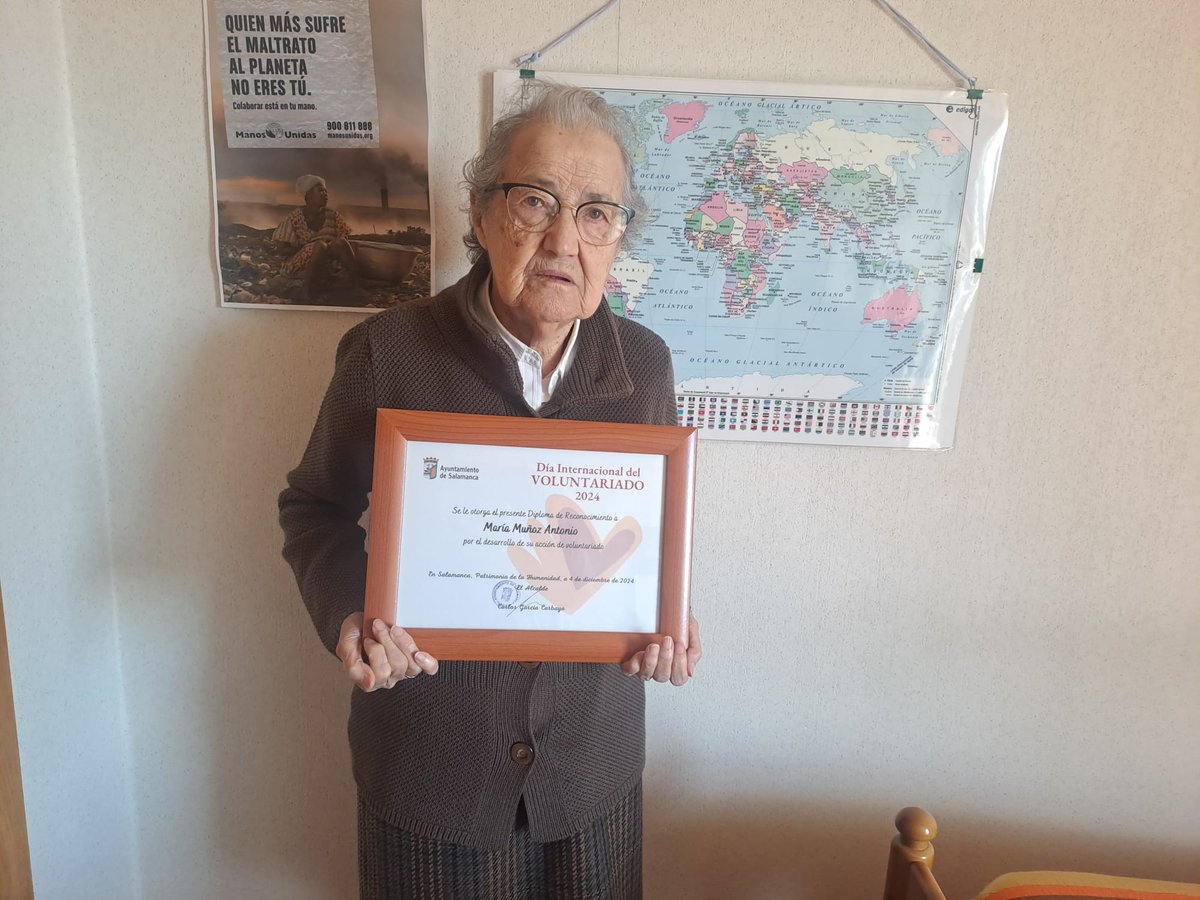 hijasdejesus_es's tweet photo. Nuestra hermana María Muñoz recibió ayer en Salamanca el Premio del Voluntariado que organiza el Ayuntamiento
✅Tiene 99 años
✅Nació en Horcajo de las Torres -Ávila
✅Vivió 55 años en Japón
📌 Recibe este reconocimiento por su labor en @ManosUnidasONGD
🔗https://t.co/sLRF5KAEZm https://t.co/AdfLHPMCfR
